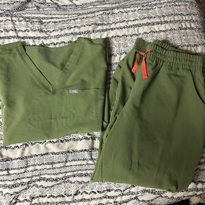 FIGS Olive Green Scrub Set — Women’s XXL Top / XL Pants — Excellent Condition